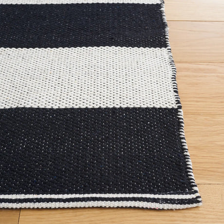 Safavieh Montauk 4'-0" x 6'-0" Rug in Black / Ivory
