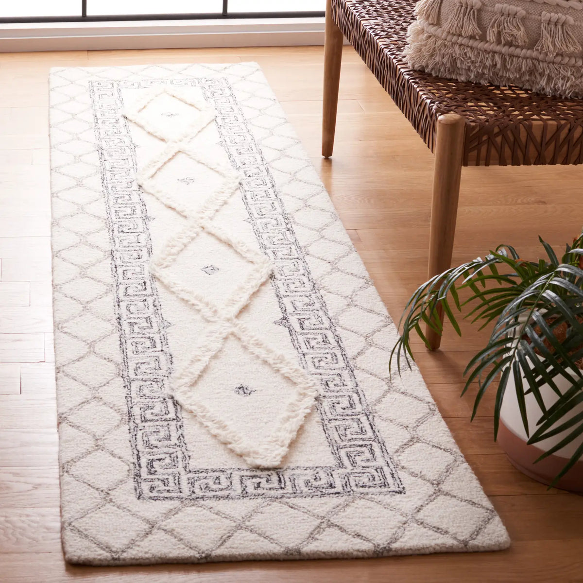 Safavieh Casablanca 2'-3" x 9'-0" Rug in Ivory / Black