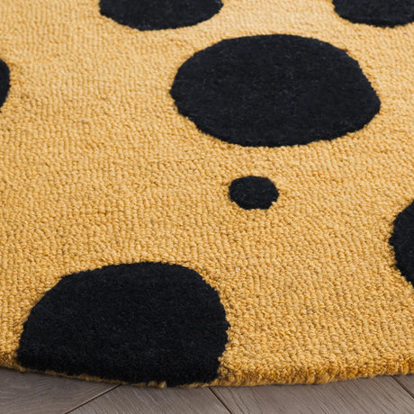 Safavieh Cambridge 6'-0" x 6'-0" Rug in Gold / Black