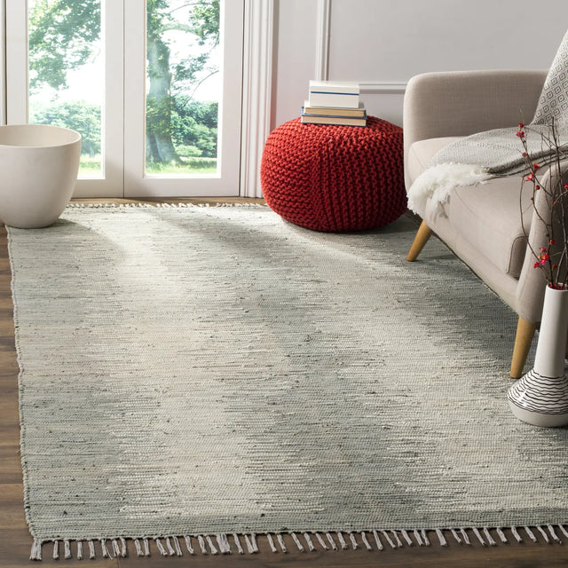 Safavieh Montauk 4'-0" x 6'-0" Rug in Grey