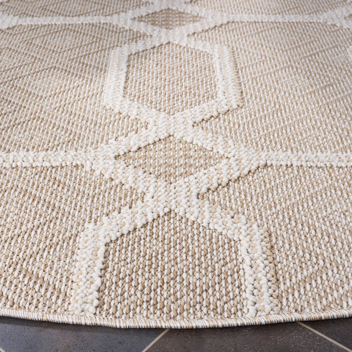 Safavieh Global 6'-7" x 6'-7" Rug in Beige / Ivory
