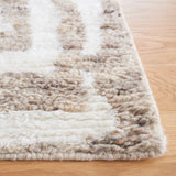 Safavieh Casablanca 4'-0" x 6'-0" Rug in Ivory / Light Brown
