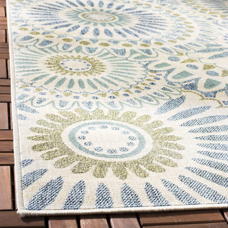 Safavieh Veranda 4'-0" x 5'-7" Rug in Cream / Green