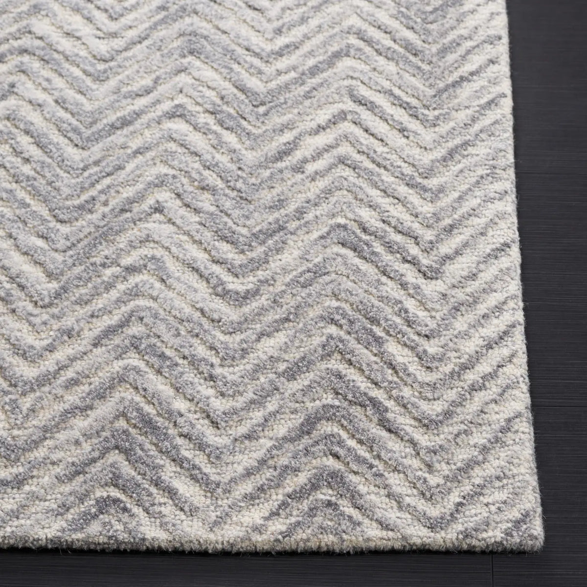 Safavieh Metro 4'-0" x 6'-0" Rug in Silver