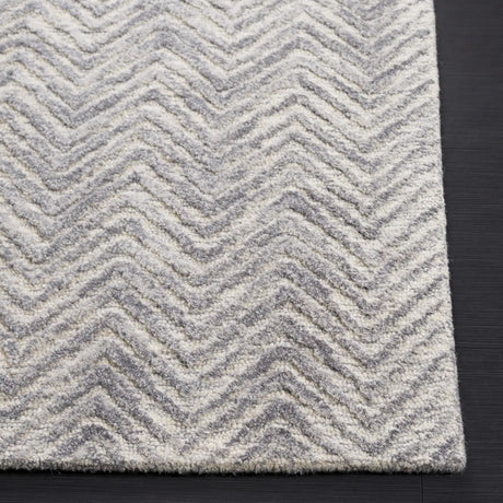 Safavieh Metro 4'-0" x 6'-0" Rug in Silver