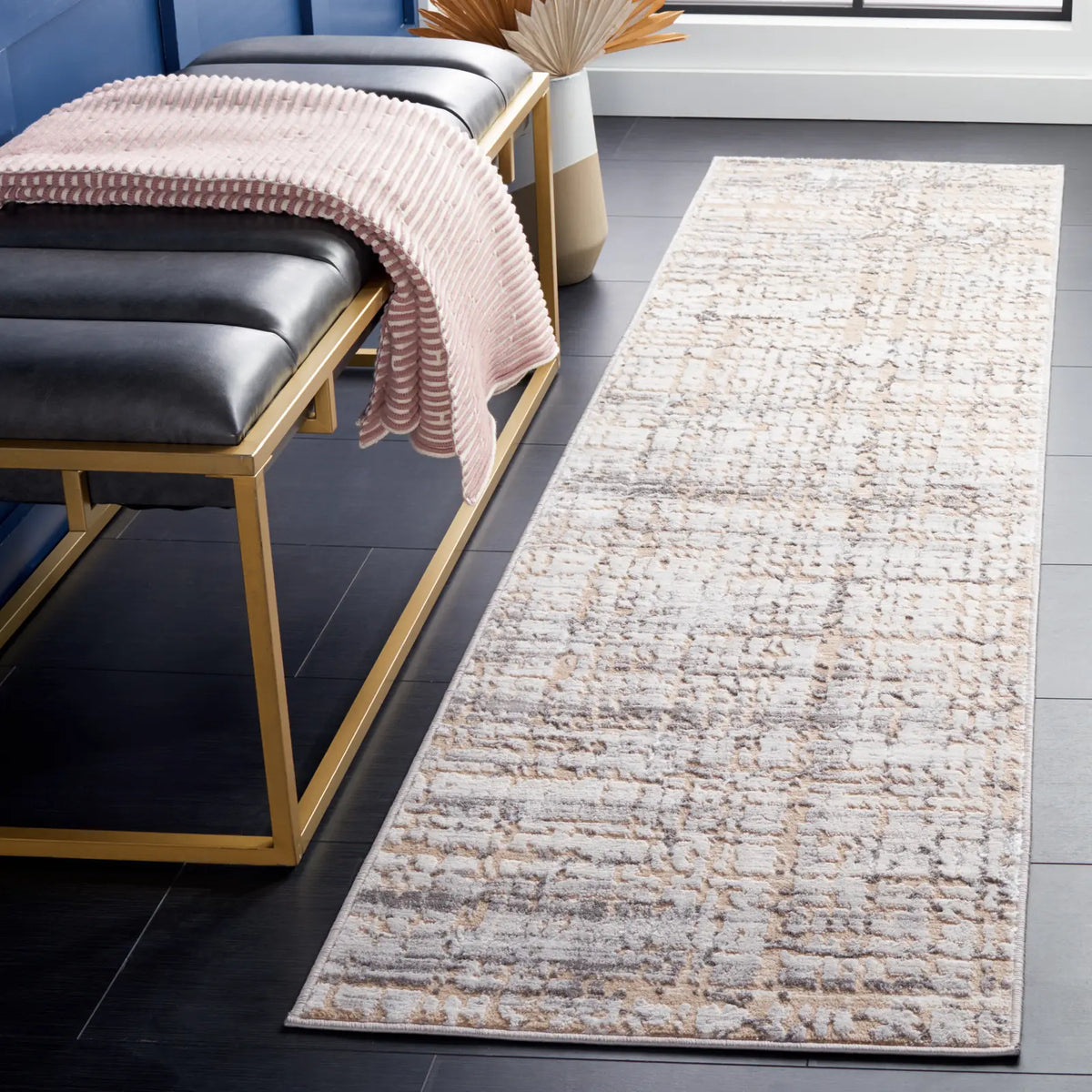 Safavieh Amelia 2'-0" x 8'-0" Rug in Grey / Beige
