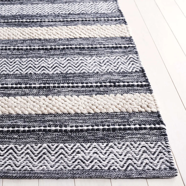 Safavieh Montauk 4'-0" x 6'-0" Rug in Black / Ivory