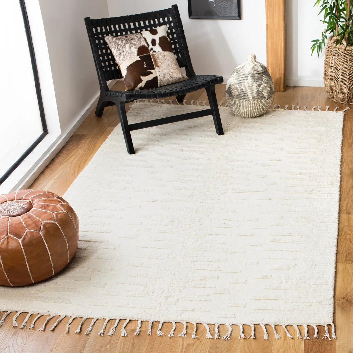 Safavieh Casablanca 5'-0" x 8'-0" Rug in Ivory