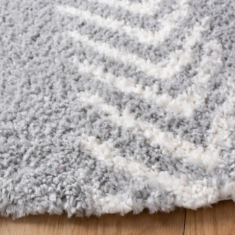Safavieh Parma Shag 6'-7" x 6'-7" Rug in Grey / Ivory