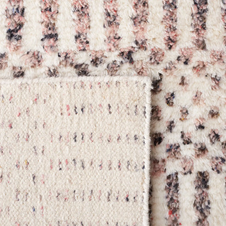 Safavieh Casablanca 4'-0" x 6'-0" Rug in Ivory / Pink