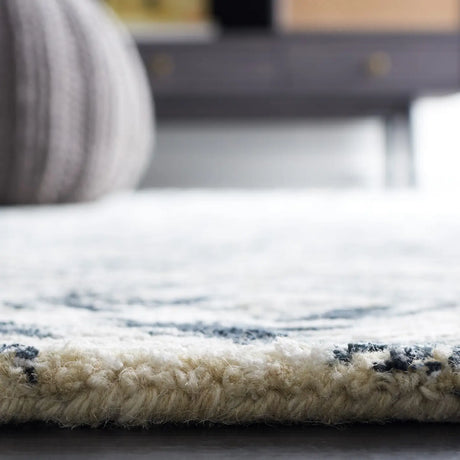 Safavieh Soho 4'-0" x 6'-0" Rug in Ivory / Green