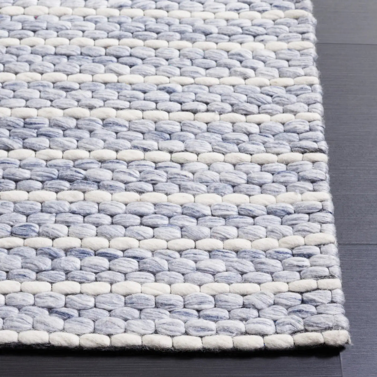 Safavieh Marbella 4'-0" x 6'-0" Rug in Blue / Ivory