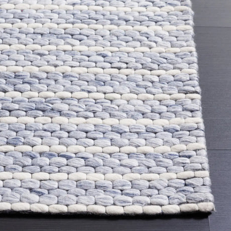 Safavieh Marbella 4'-0" x 6'-0" Rug in Blue / Ivory