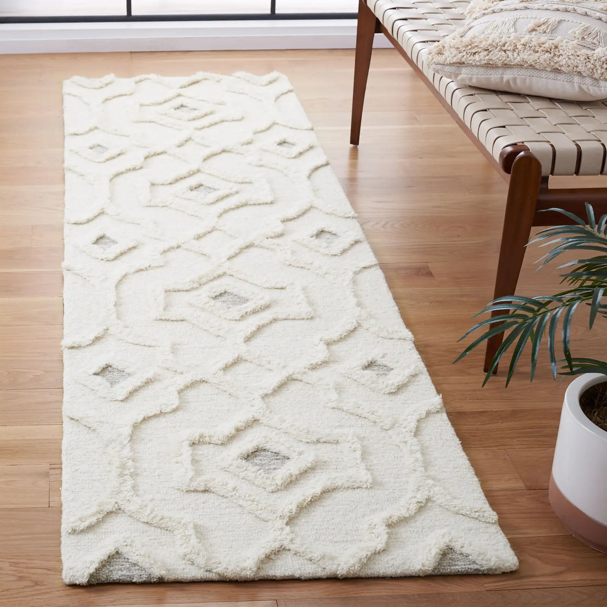 Safavieh Casablanca 2'-3" x 8'-0" Rug in Ivory