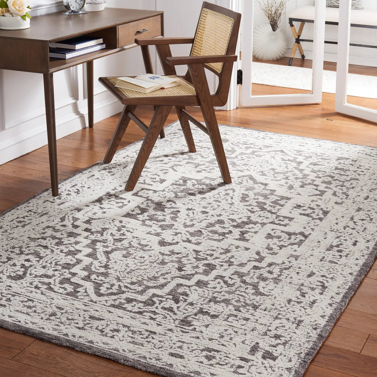 Safavieh Roslyn 4'-0" x 6'-0" Rug in Dark Grey / Ivory