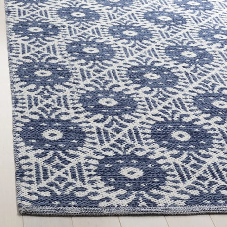 Safavieh Montauk 5'-0" x 8'-0" Rug in Navy / Ivory