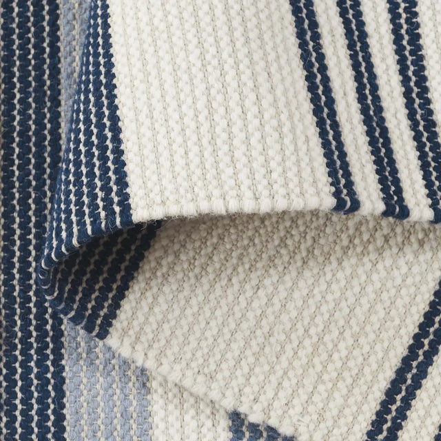 Safavieh Kenya 4'-0" x 6'-0" Rug in Blue / Ivory