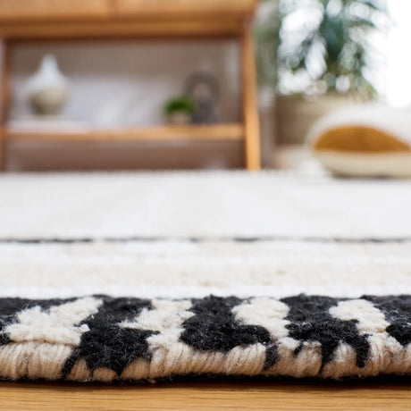 Safavieh Capri 4'-0" x 6'-0" Rug in Ivory / Beige