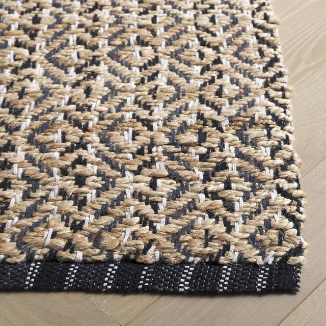 Safavieh Natural Fiber 4'-0" x 6'-0" Rug in Natural / Black