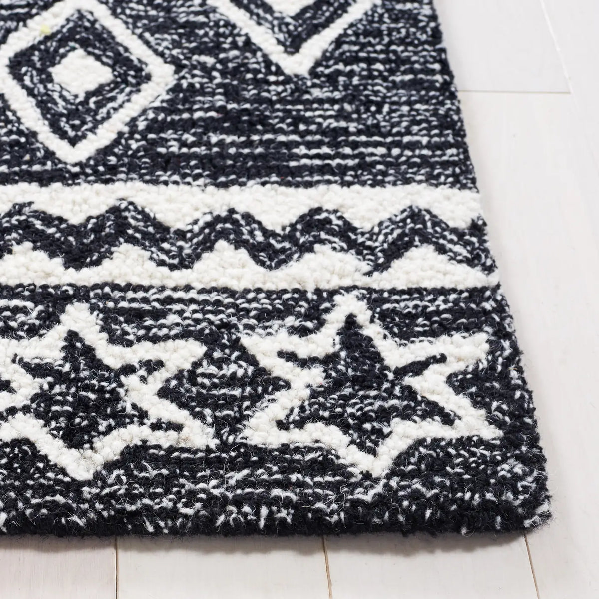 Safavieh Micro-Loop 4'-0" x 6'-0" Rug in Black / Grey