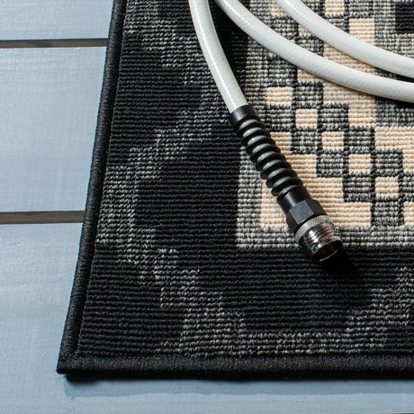 Safavieh Veranda 6'-7" x 9'-6" Rug in Black / Beige