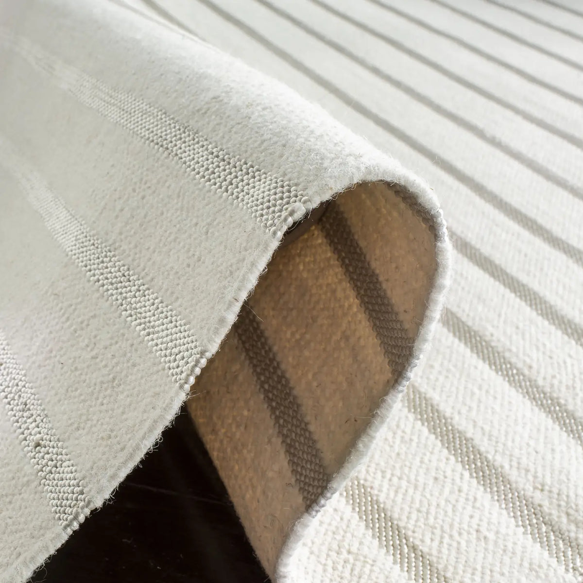 Safavieh Dhurries 5'-0" x 8'-0" Rug in White