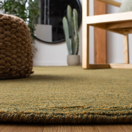 Safavieh Himalaya 4'-0" x 6'-0" Rug in Green