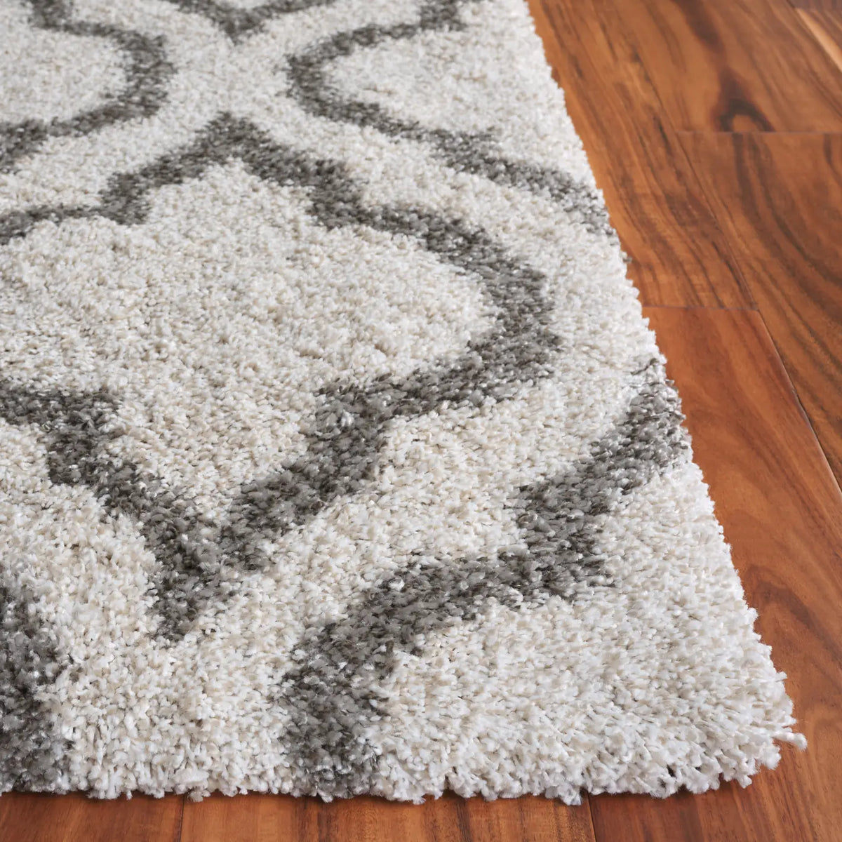 Safavieh Hudson Shag 5'-3" x 7'-6" Rug in Ivory / Grey