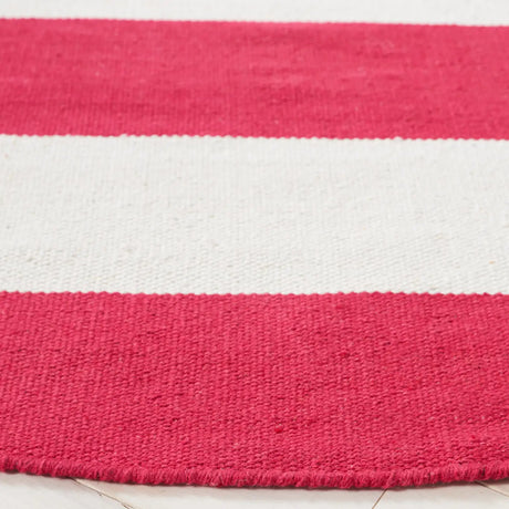 Safavieh Montauk 6'-0" x 6'-0" Rug in Red / Ivory