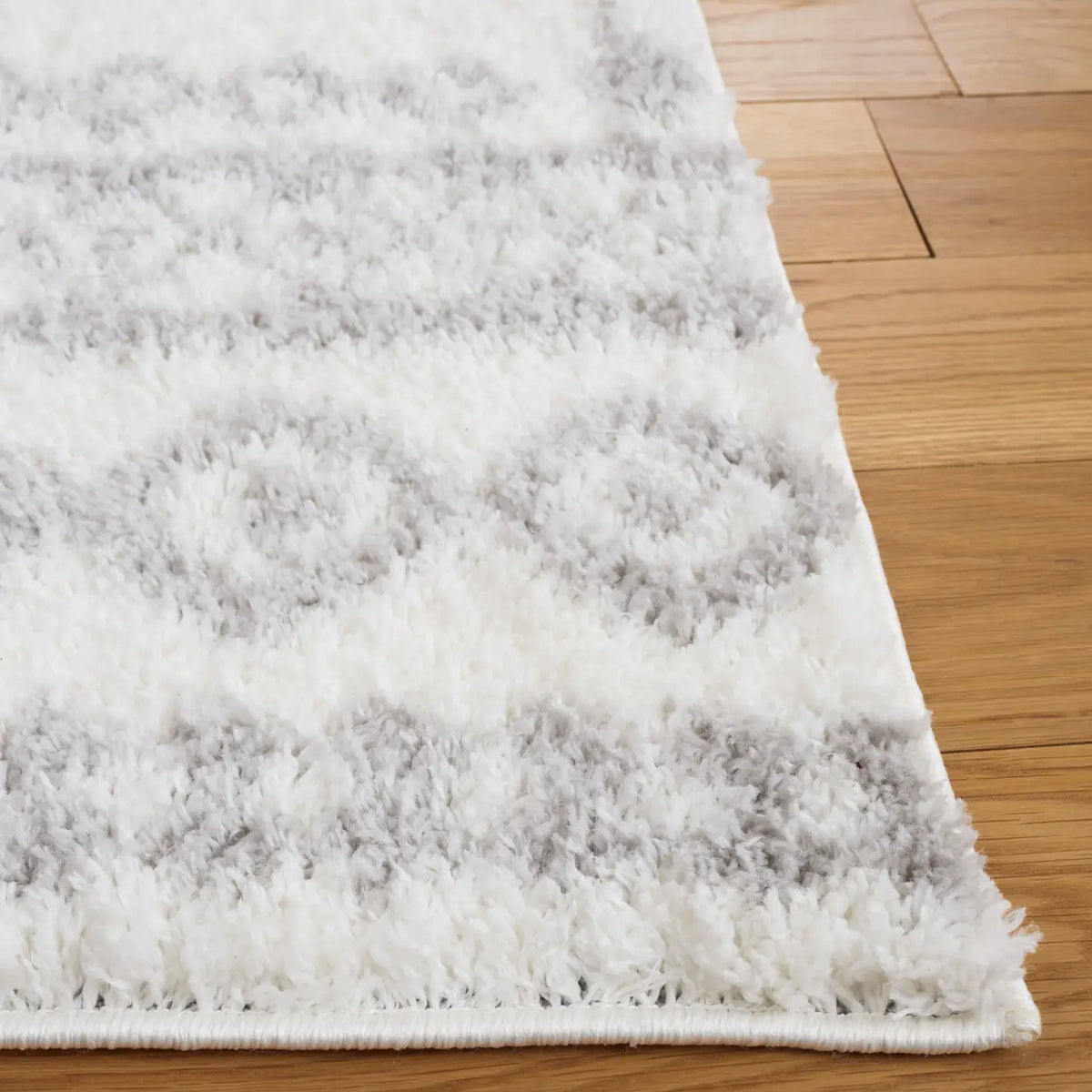 Safavieh Berber Shag 4'-5" x 6'-5" Rug in Ivory / Grey