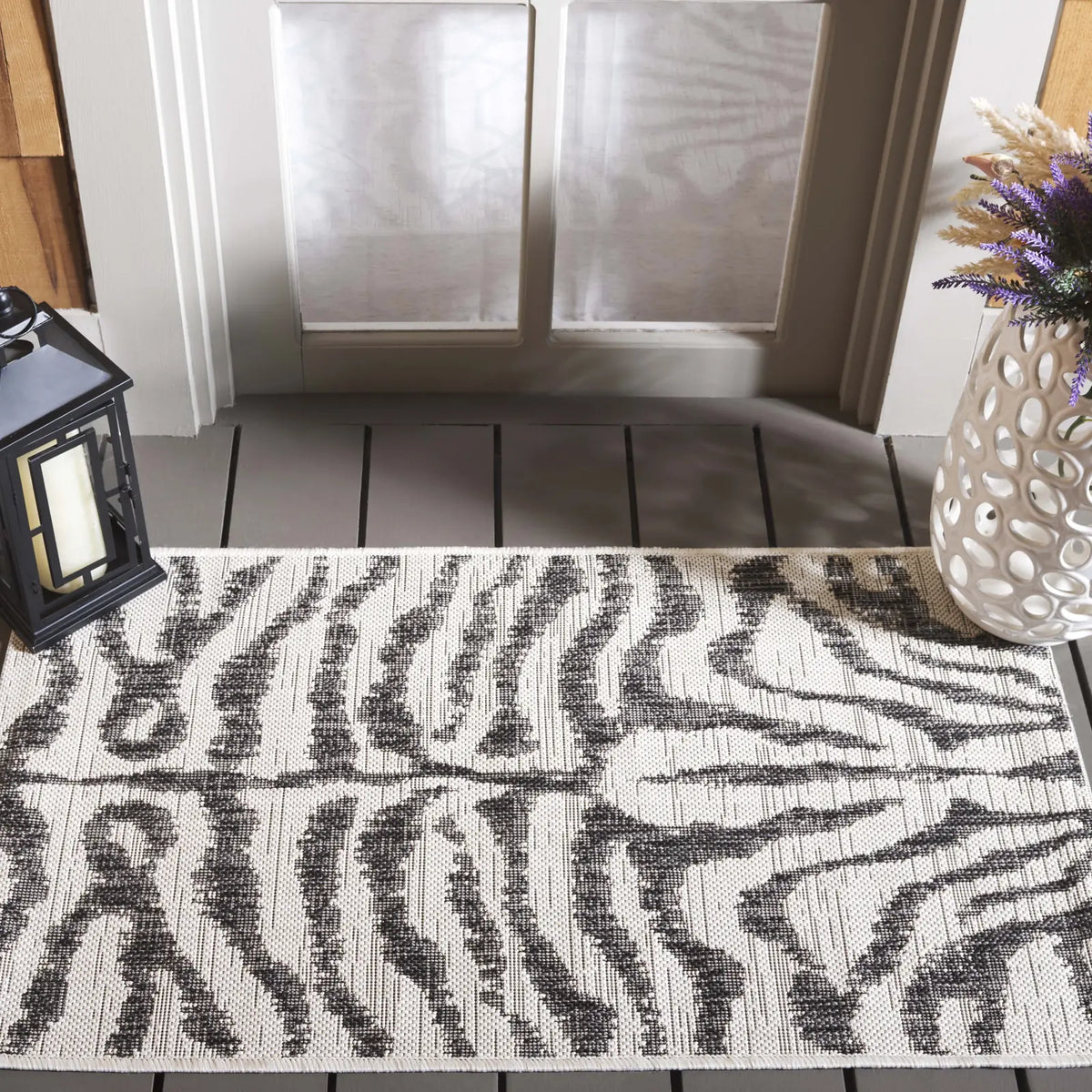 Safavieh Courtyard 2'-0" x 3'-7" Rug in Ivory / Black