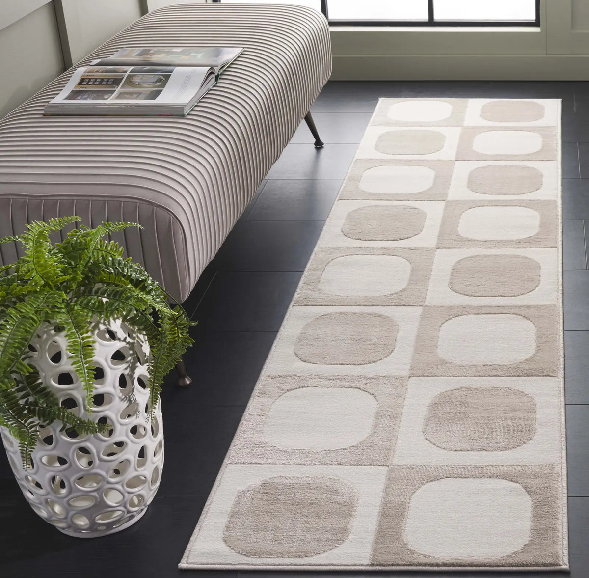 Safavieh Saylor 100 2'-0" x 8'-0" Rug in Beige / Ivory