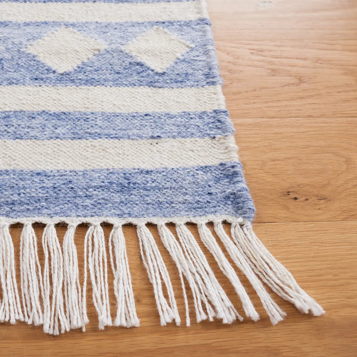 Safavieh Kilim 4'-0" x 6'-0" Rug in Blue / Ivory