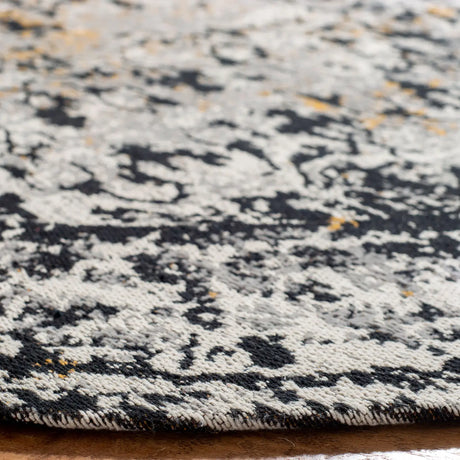 Safavieh Classic Vintage 6'-0" x 6'-0" Rug in Black / Silver