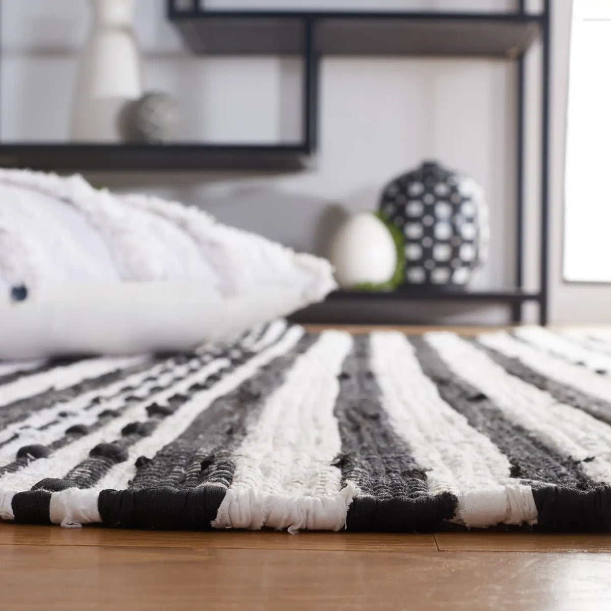 Safavieh Striped Kilim 4'-0" x 6'-0" Rug in Black / Ivory