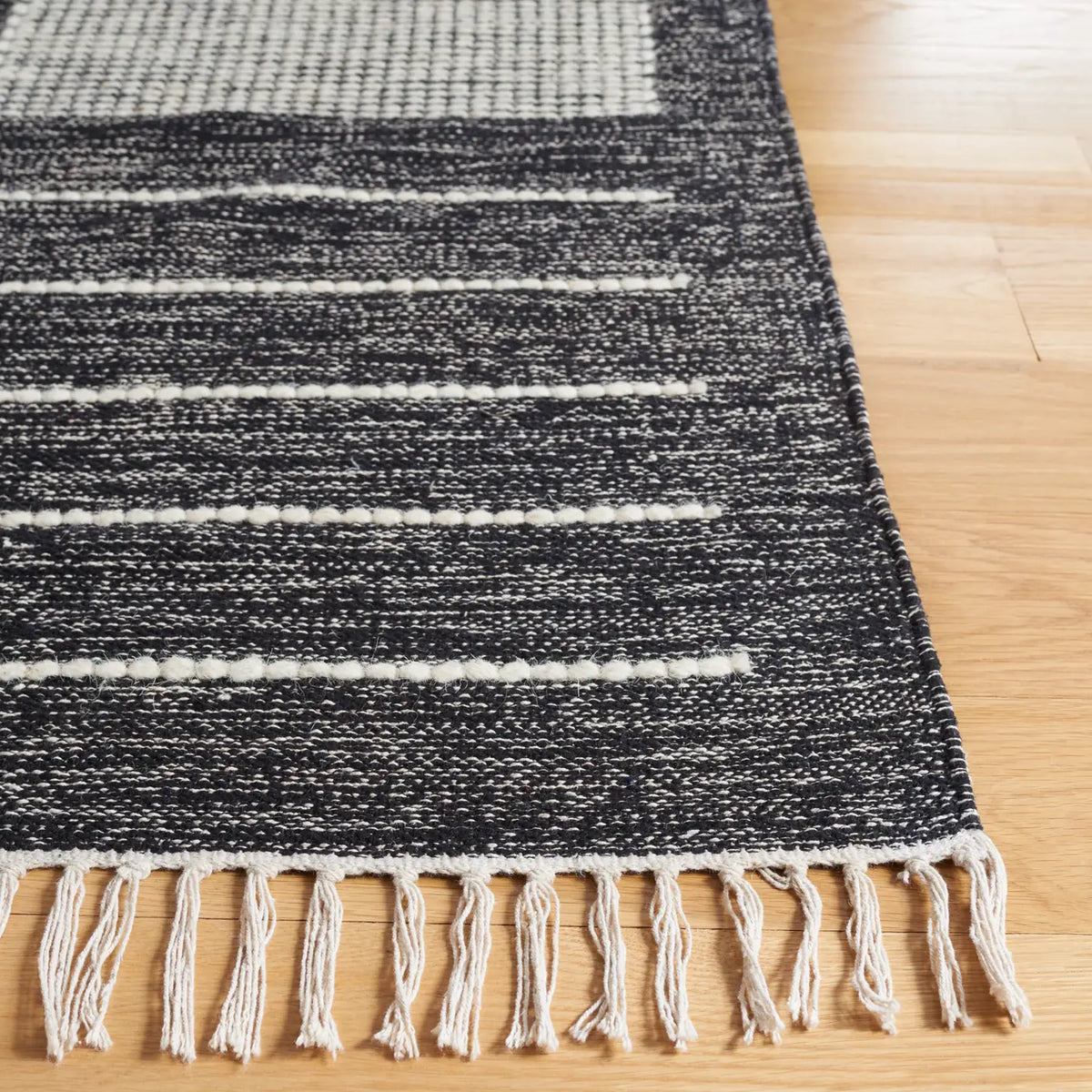 Safavieh Kilim 5'-0" x 8'-0" Rug in Black / Ivory