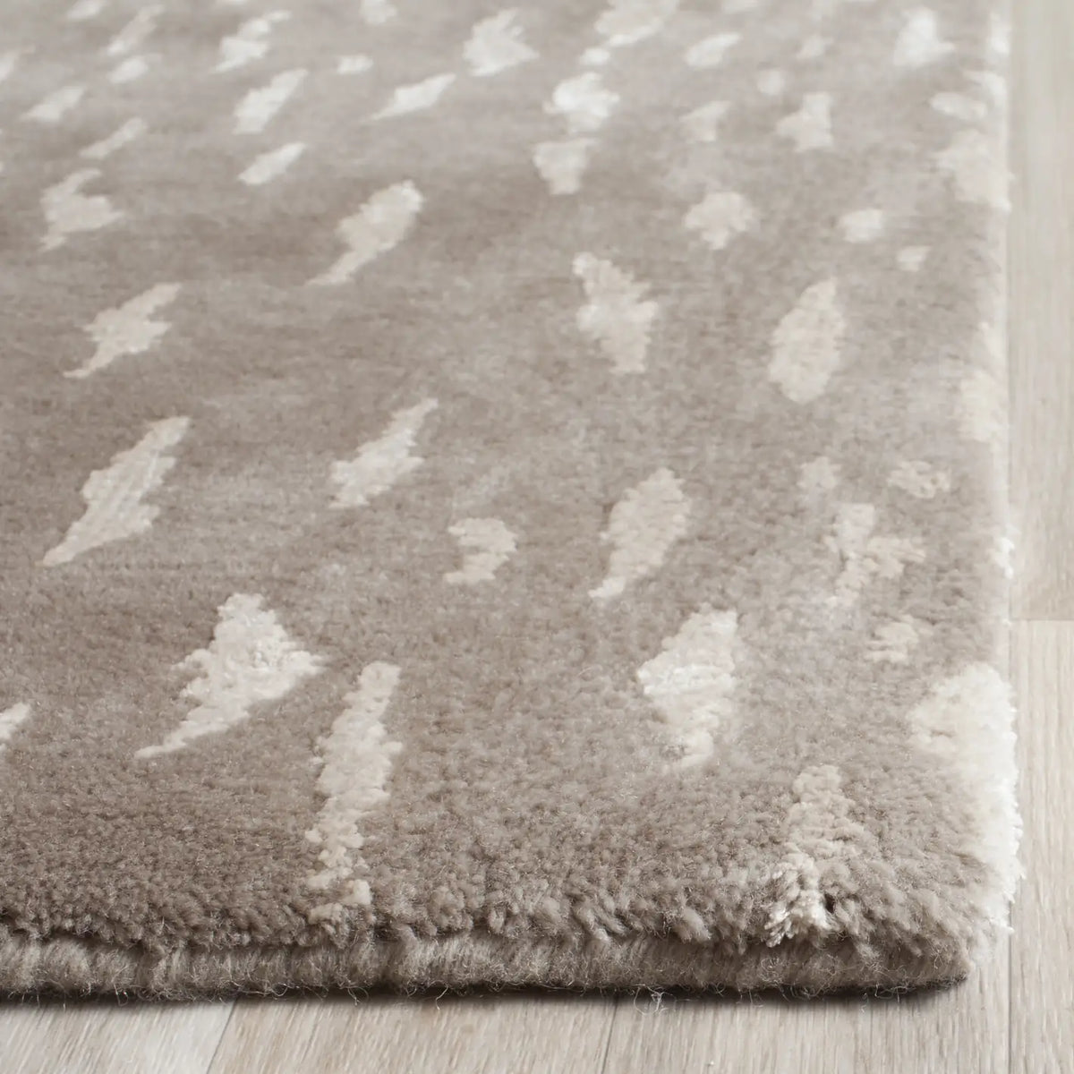 Safavieh Tibetan 8'-0" x 10'-0" Rug in Grey