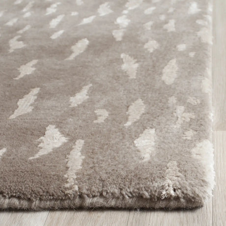 Safavieh Tibetan 8'-0" x 10'-0" Rug in Grey