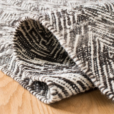 Safavieh Kilim 5'-0" x 8'-0" Rug in Brown / Charcoal