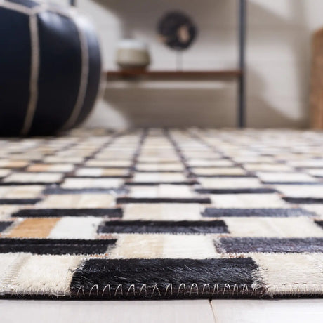 Safavieh Studio Leather 4'-0" x 6'-0" Rug in Black / Ivory