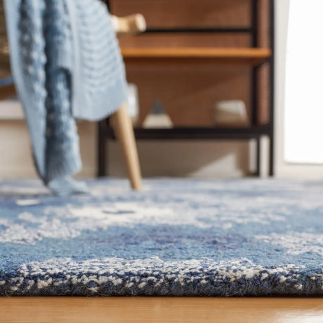 Safavieh Ikat 4'-0" x 6'-0" Rug in Blue / Ivory