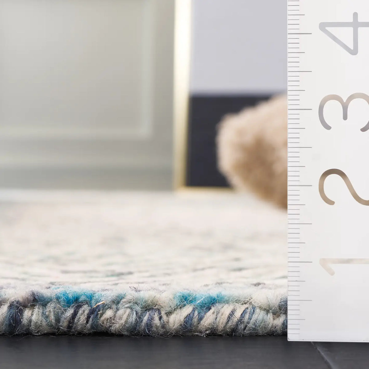 Safavieh Capri 4'-0" x 6'-0" Rug in Blue / Ivory
