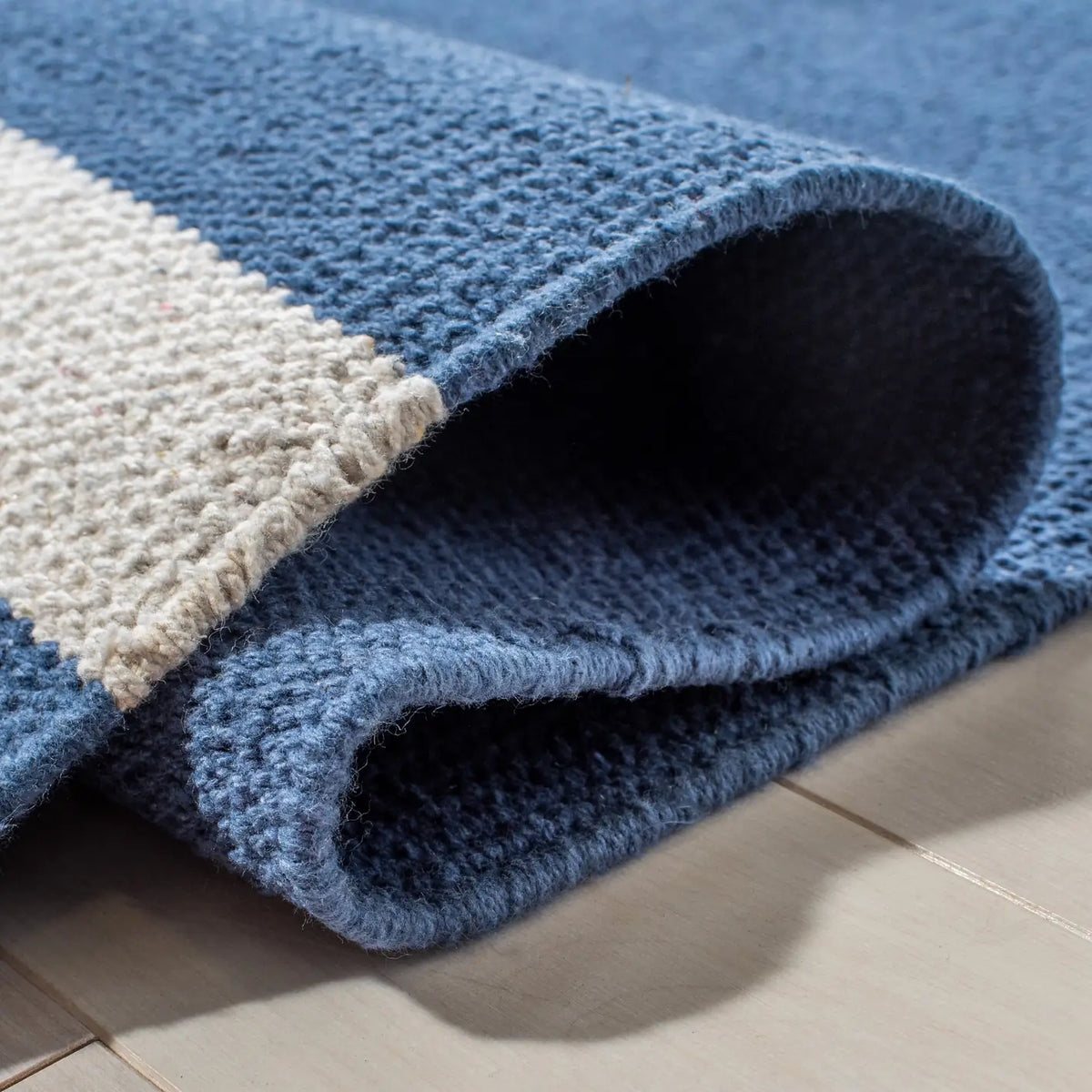 Safavieh Montauk 4'-0" x 6'-0" Rug in Navy / Ivory