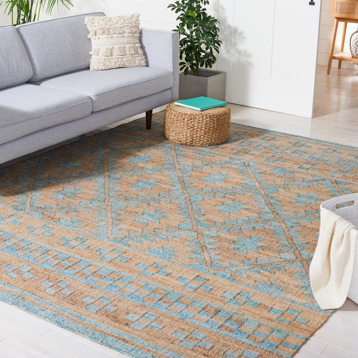 Safavieh Kilim 6'-0" x 9'-0" Rug in Blue / Natural