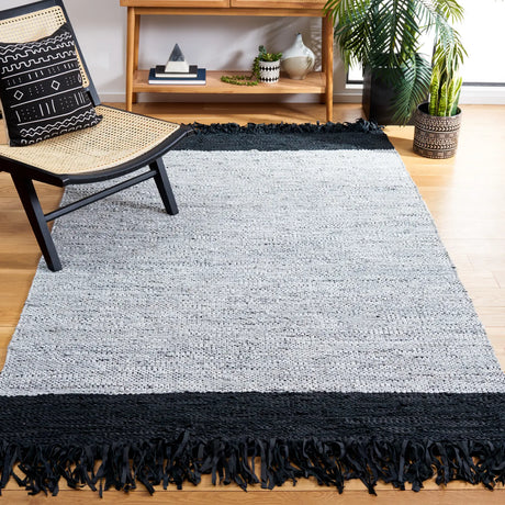 Safavieh Vintage Leather 4'-0" x 6'-0" Rug in Ivory / Black