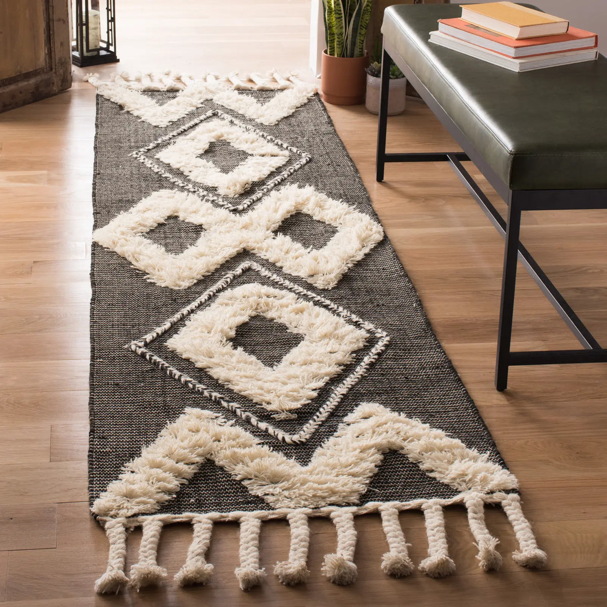 Safavieh Kenya 2'-3" x 8'-0" Rug in Black / Ivory