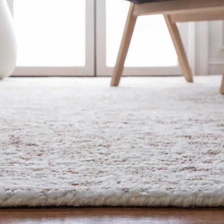 Safavieh Metro 4'-0" x 6'-0" Rug in Ivory / Beige