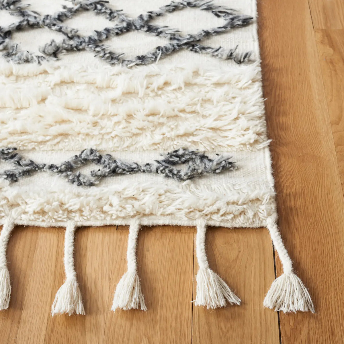 Safavieh Casablanca 4'-0" x 6'-0" Rug in Ivory / Dark Grey