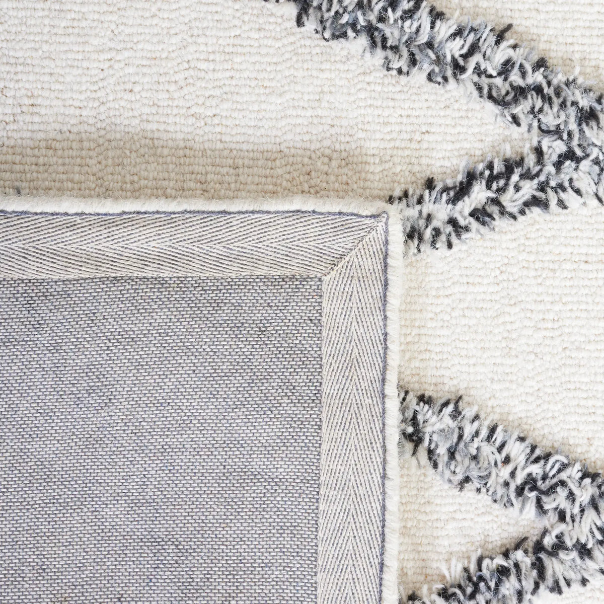 Safavieh Casablanca 4'-0" x 6'-0" Rug in Ivory / Black