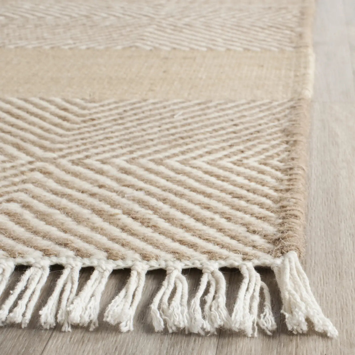 Safavieh Kilim 5'-0" x 8'-0" Rug in Beige